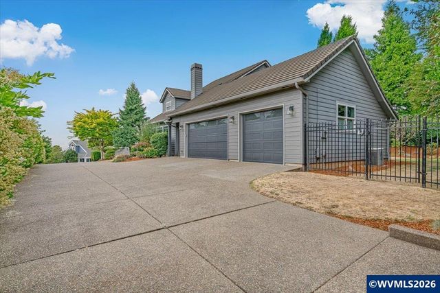 2470 Crestmont Cir S, Salem, OR 97302