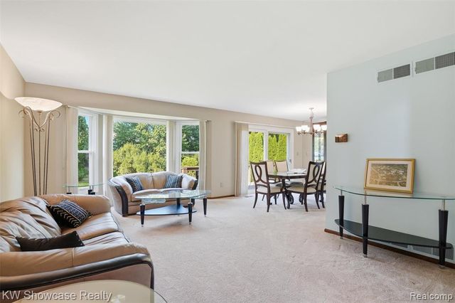 3260 Ravinewood Drive, Commerce Twp, MI 48382