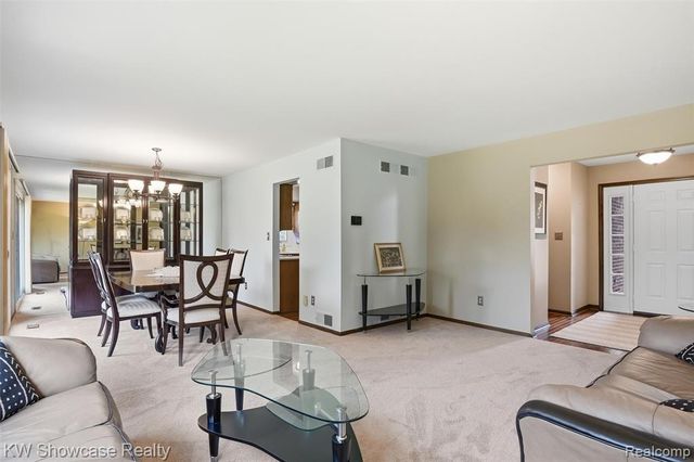 3260 Ravinewood Drive, Commerce Twp, MI 48382