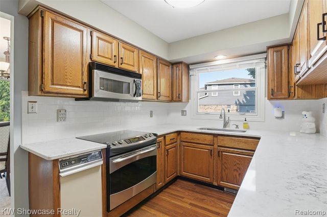 3260 Ravinewood Drive, Commerce Twp, MI 48382