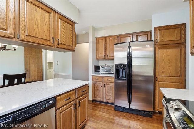 3260 Ravinewood Drive, Commerce Twp, MI 48382