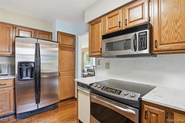 3260 Ravinewood Drive, Commerce Twp, MI 48382