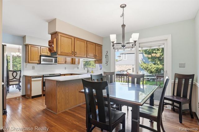 3260 Ravinewood Drive, Commerce Twp, MI 48382