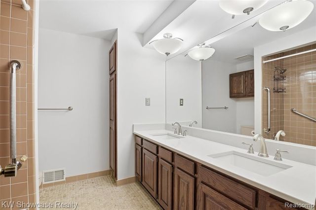 3260 Ravinewood Drive, Commerce Twp, MI 48382