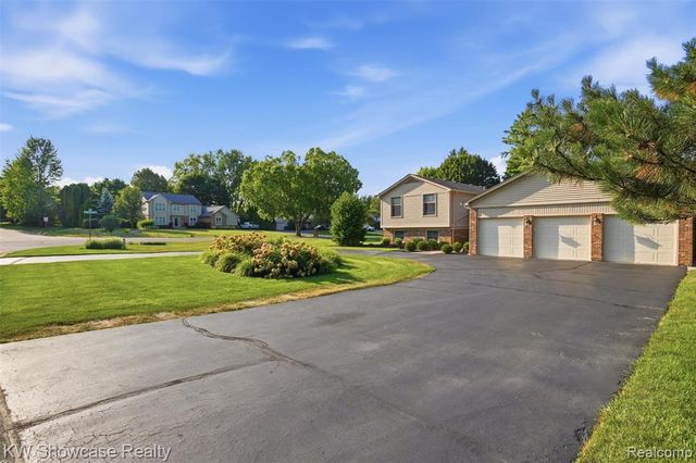 3260 Ravinewood Drive, Commerce Twp, MI 48382
