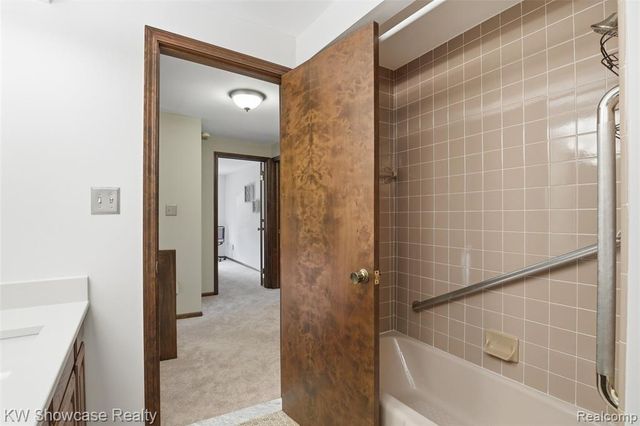 3260 Ravinewood Drive, Commerce Twp, MI 48382