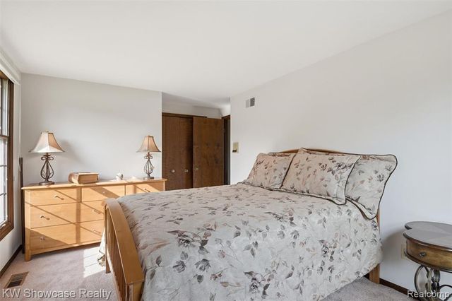 3260 Ravinewood Drive, Commerce Twp, MI 48382