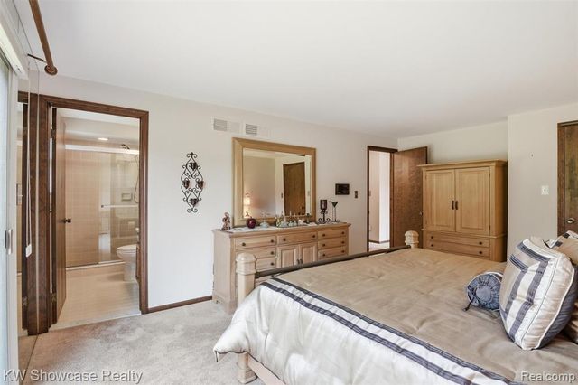 3260 Ravinewood Drive, Commerce Twp, MI 48382