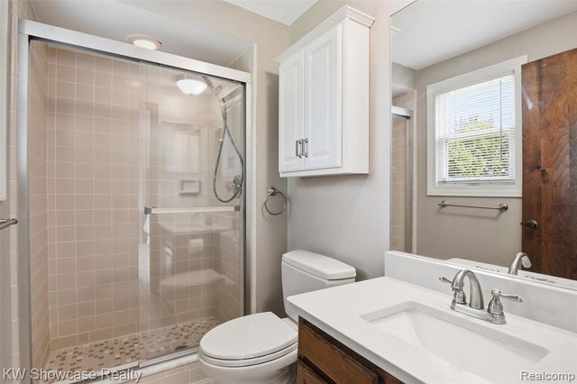 3260 Ravinewood Drive, Commerce Twp, MI 48382