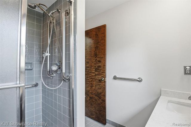 3260 Ravinewood Drive, Commerce Twp, MI 48382