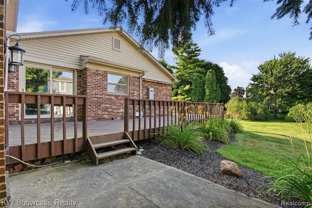 3260 Ravinewood Drive, Commerce Twp, MI 48382