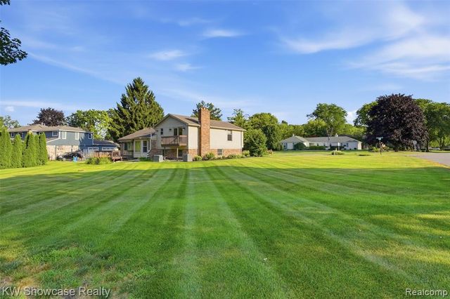 3260 Ravinewood Drive, Commerce Twp, MI 48382