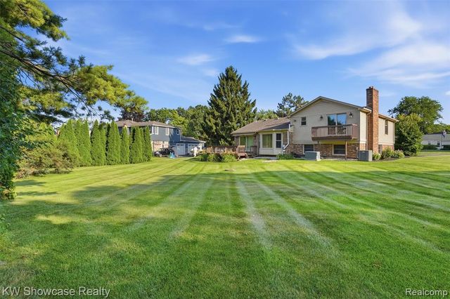 3260 Ravinewood Drive, Commerce Twp, MI 48382