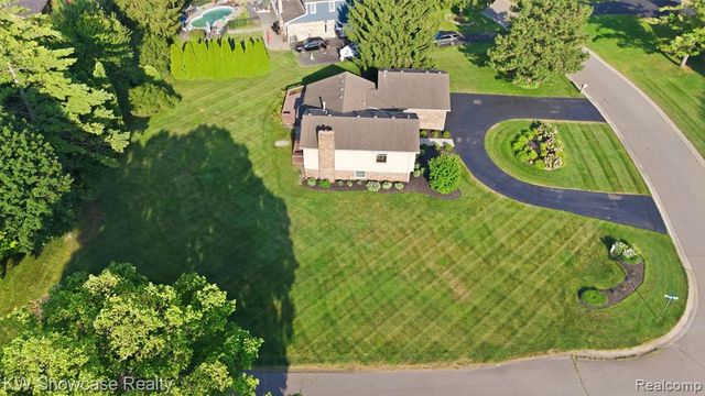 3260 Ravinewood Drive, Commerce Twp, MI 48382