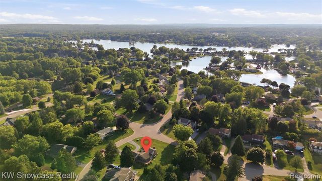 3260 Ravinewood Drive, Commerce Twp, MI 48382
