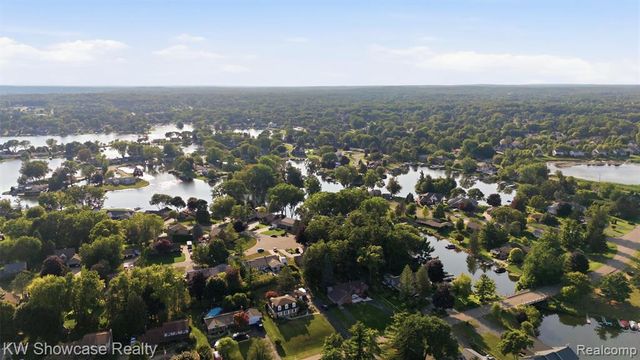 3260 Ravinewood Drive, Commerce Twp, MI 48382