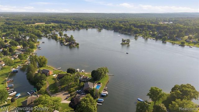 3260 Ravinewood Drive, Commerce Twp, MI 48382