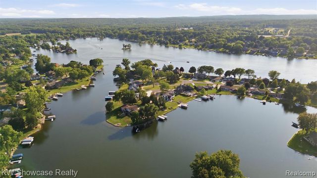 3260 Ravinewood Drive, Commerce Twp, MI 48382