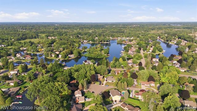 3260 Ravinewood Drive, Commerce Twp, MI 48382