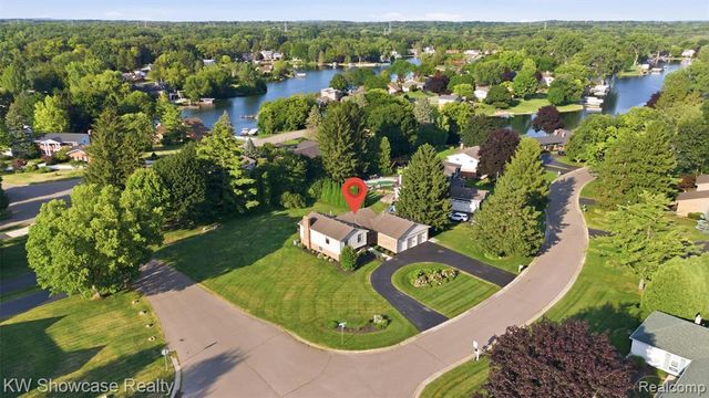3260 Ravinewood Drive, Commerce Twp, MI 48382