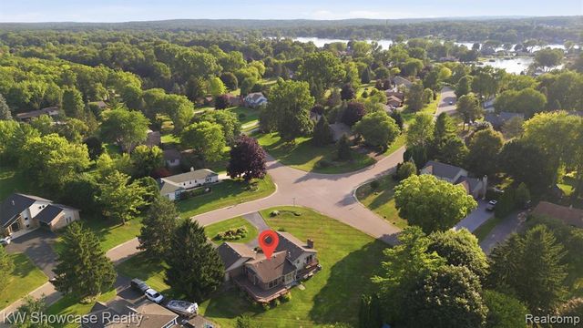 3260 Ravinewood Drive, Commerce Twp, MI 48382