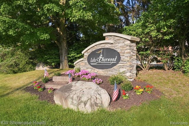 3260 Ravinewood Drive, Commerce Twp, MI 48382