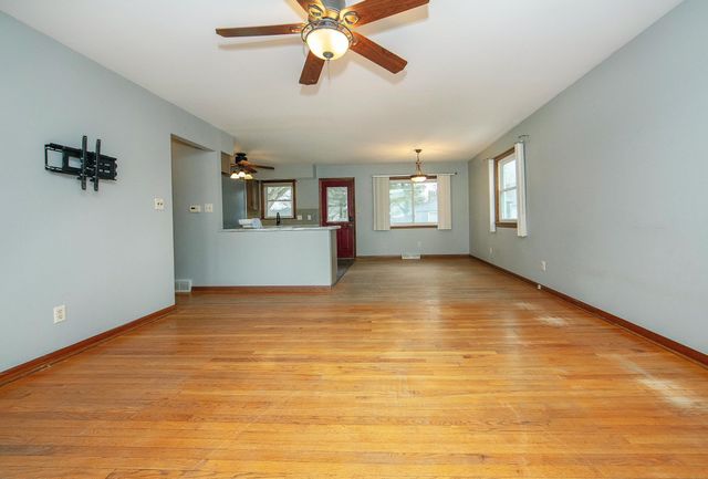 1012 Cedar River Drive, Waverly, IA 50677