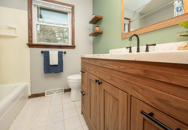 1012 Cedar River Drive, Waverly, IA 50677