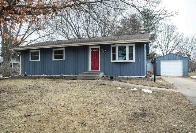 1012 Cedar River Drive, Waverly, IA 50677