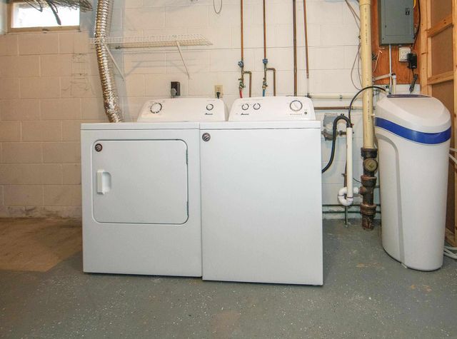 1012 Cedar River Drive, Waverly, IA 50677