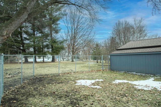 1012 Cedar River Drive, Waverly, IA 50677