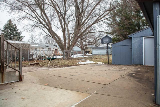 1012 Cedar River Drive, Waverly, IA 50677