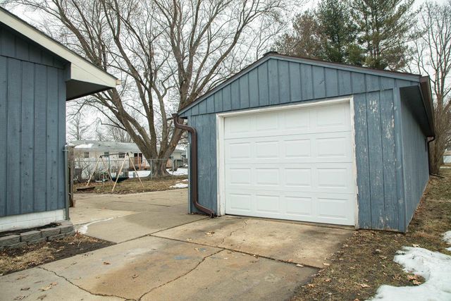 1012 Cedar River Drive, Waverly, IA 50677