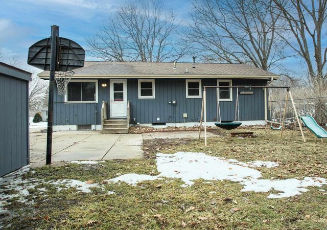 1012 Cedar River Drive, Waverly, IA 50677