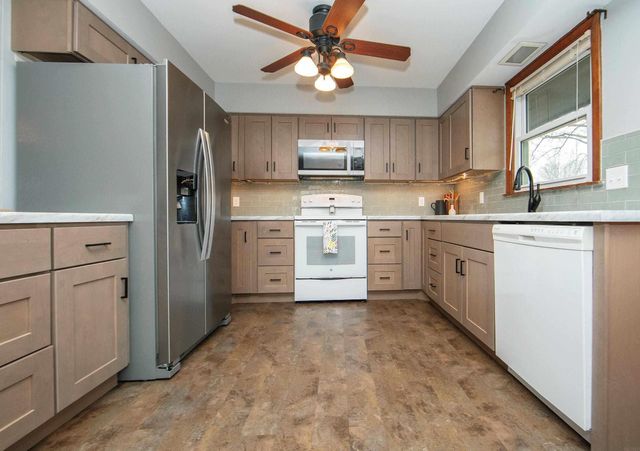 1012 Cedar River Drive, Waverly, IA 50677