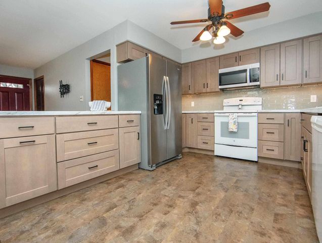 1012 Cedar River Drive, Waverly, IA 50677