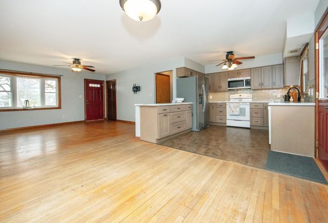 1012 Cedar River Drive, Waverly, IA 50677