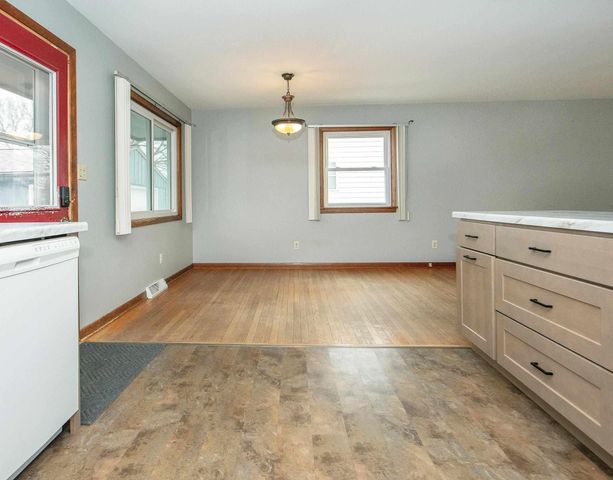 1012 Cedar River Drive, Waverly, IA 50677