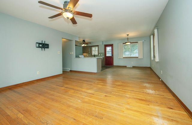 1012 Cedar River Drive, Waverly, IA 50677