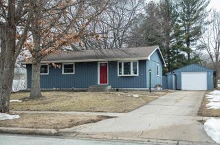 1012 Cedar River Drive, Waverly, IA 50677