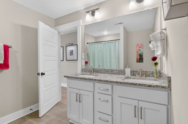 1097 Malinda Ln, Greenbrier, TN 37073