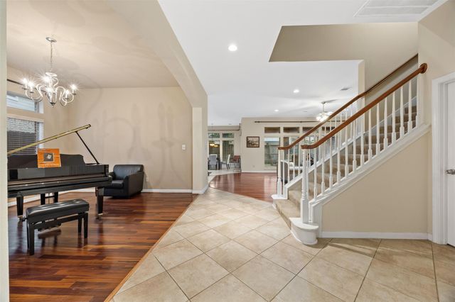 911 Vaulted Oak Street, Houston, TX 77008