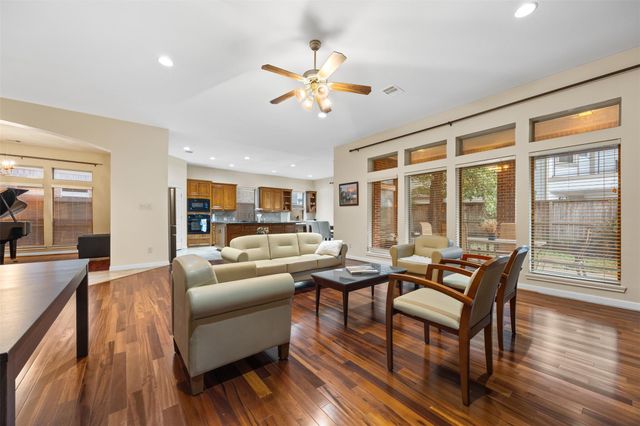 911 Vaulted Oak Street, Houston, TX 77008