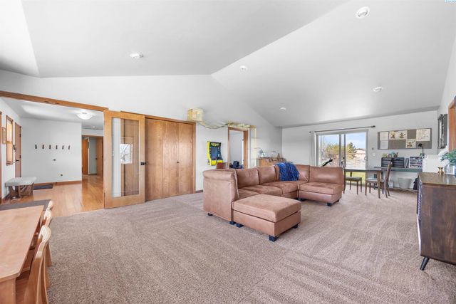 5600 Laurel Drive, West Richland, WA 99353