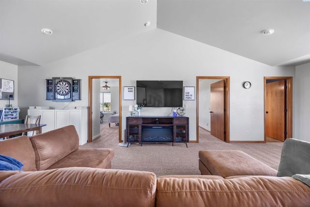 5600 Laurel Drive, West Richland, WA 99353