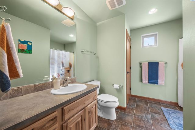 5600 Laurel Drive, West Richland, WA 99353