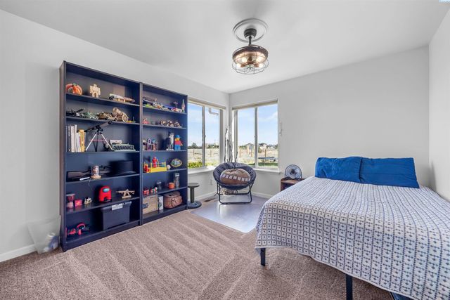 5600 Laurel Drive, West Richland, WA 99353