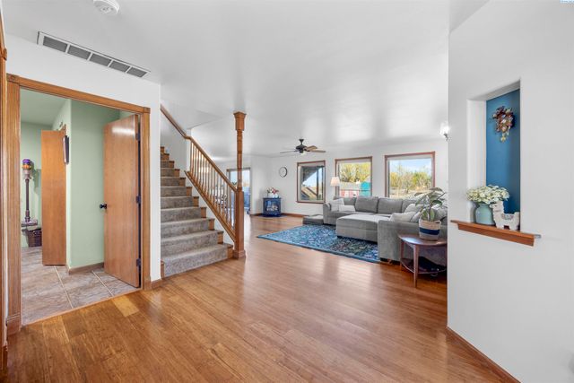 5600 Laurel Drive, West Richland, WA 99353