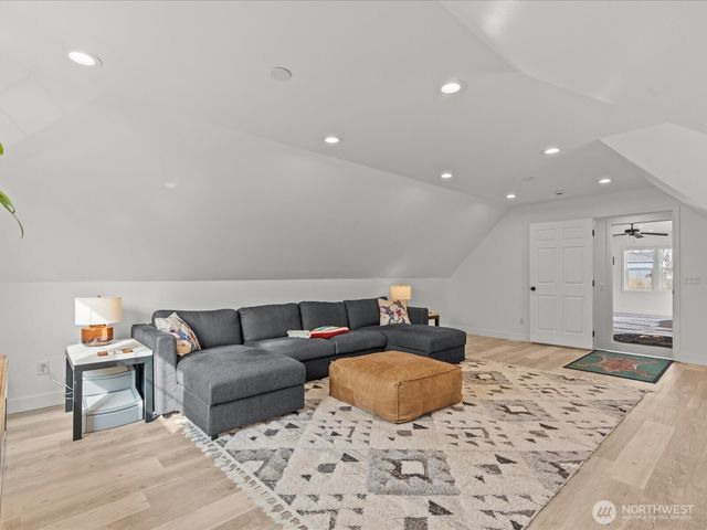 1355 McHugh Avenue, Enumclaw, WA 98022