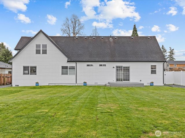 1355 McHugh Avenue, Enumclaw, WA 98022